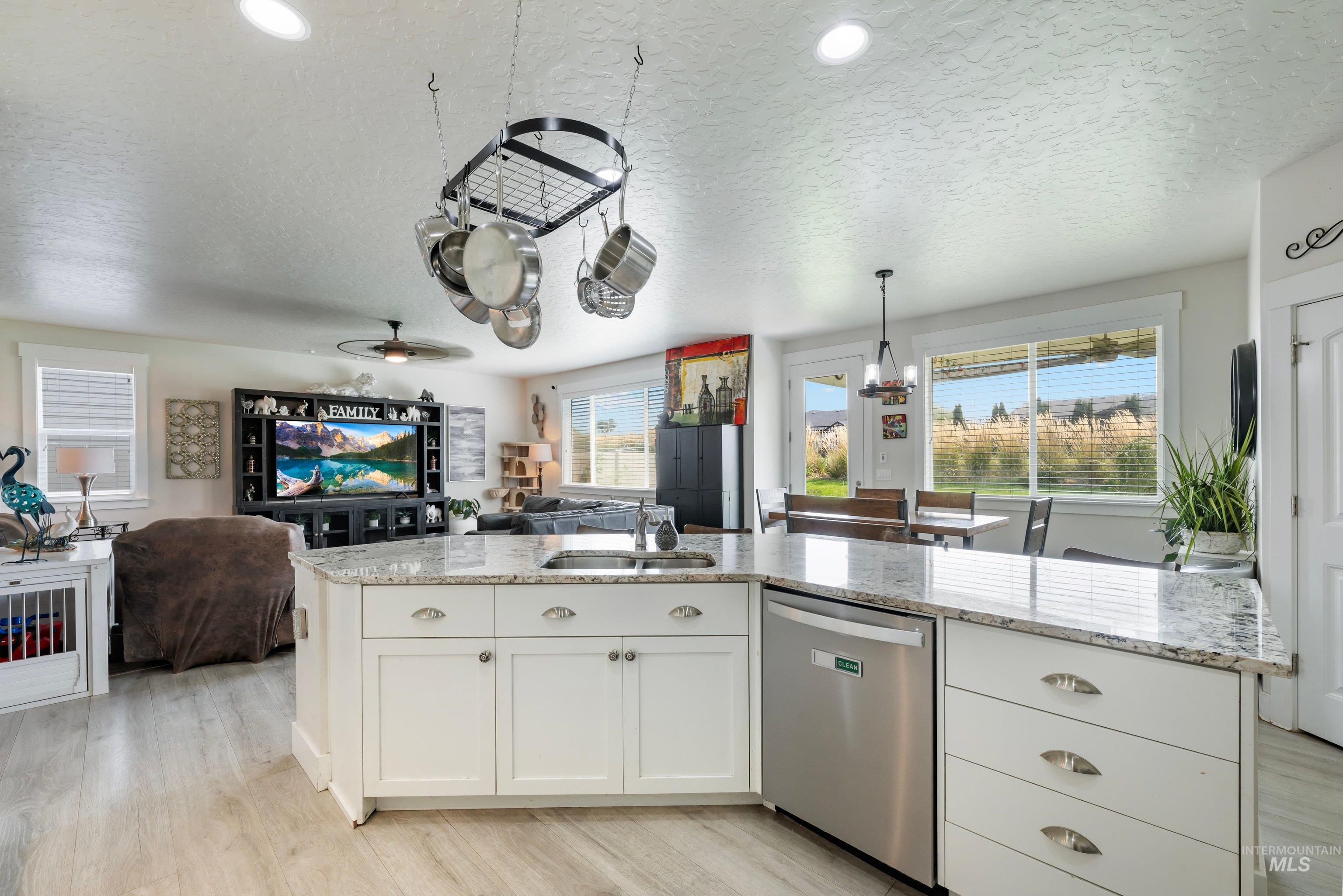 2095 N Windmill Way, Kuna, Idaho 83642, 3 Bedrooms, 3 Bathrooms, Residential For Sale, Price $599,700,MLS 98996828