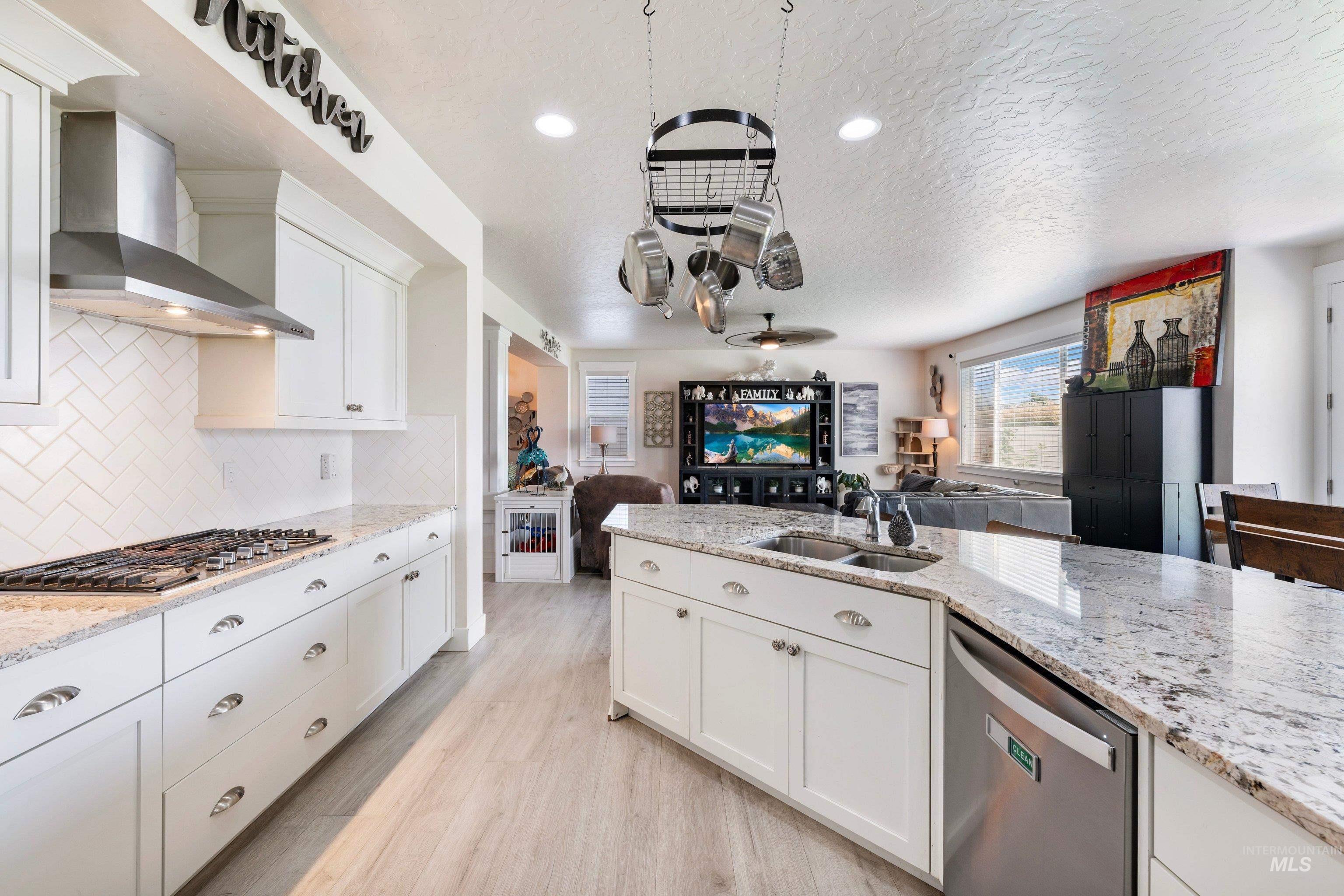 2095 N Windmill Way, Kuna, Idaho 83642, 3 Bedrooms, 3 Bathrooms, Residential For Sale, Price $599,700,MLS 98996828