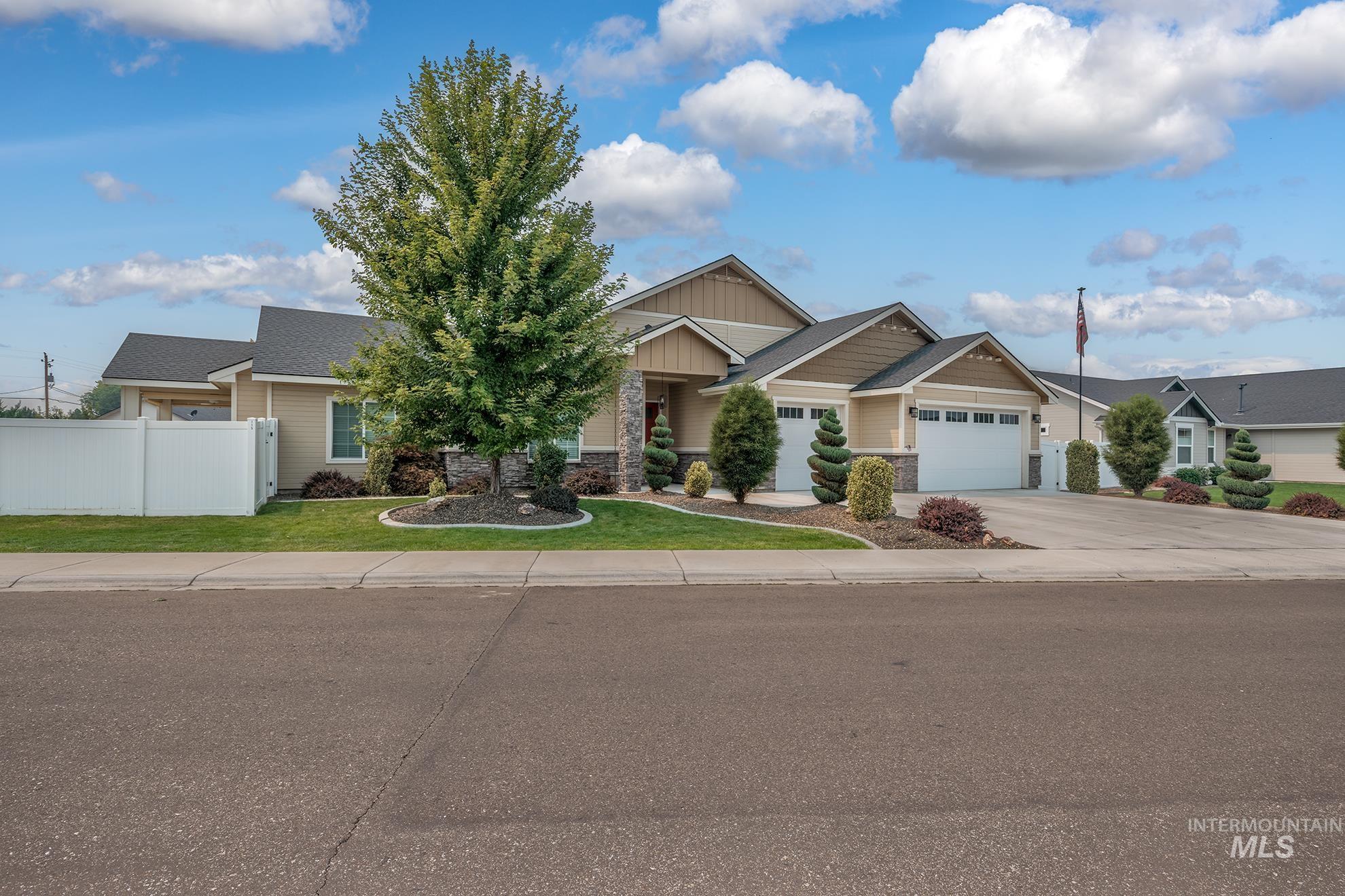 115 Grizzly Drive, Fruitland, Idaho 83619, 3 Bedrooms, 2.5 Bathrooms, Residential For Sale, Price $484,000,MLS 98996829