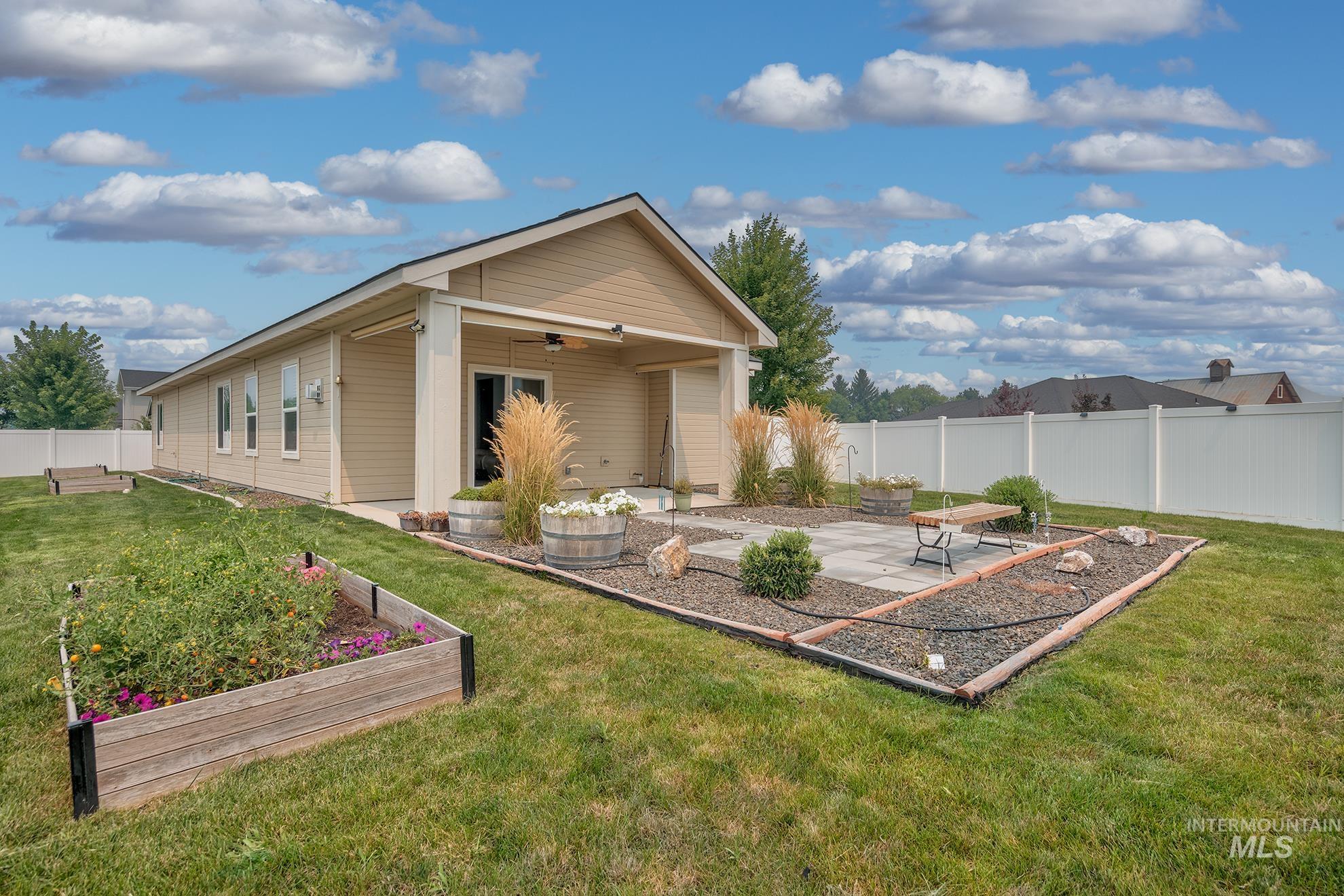 115 Grizzly Drive, Fruitland, Idaho 83619, 3 Bedrooms, 2.5 Bathrooms, Residential For Sale, Price $484,000,MLS 98996829
