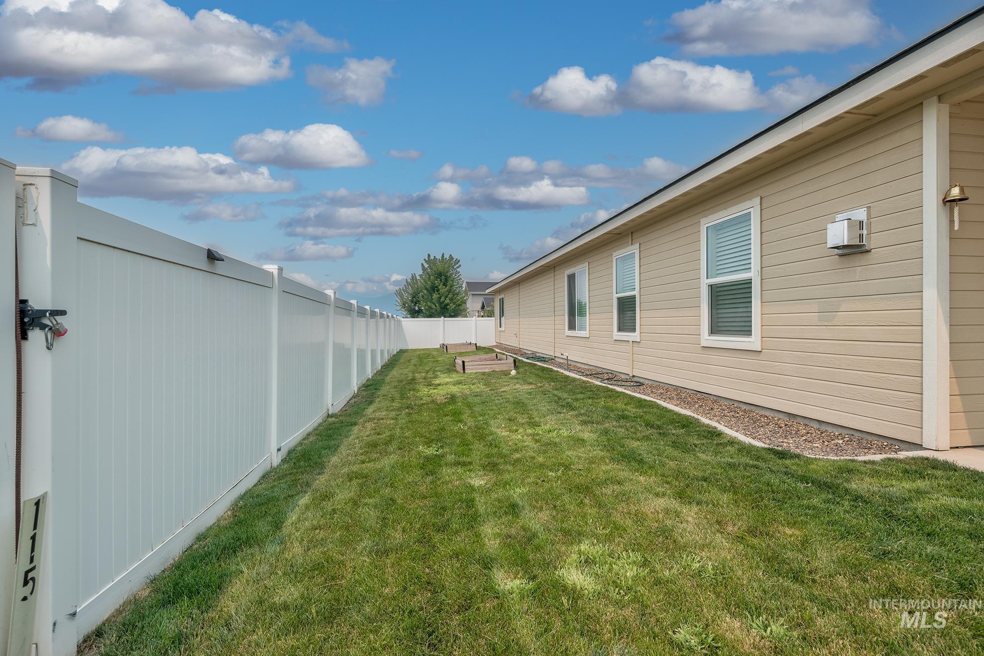 115 Grizzly Drive, Fruitland, Idaho 83619, 3 Bedrooms, 2.5 Bathrooms, Residential For Sale, Price $484,000,MLS 98996829