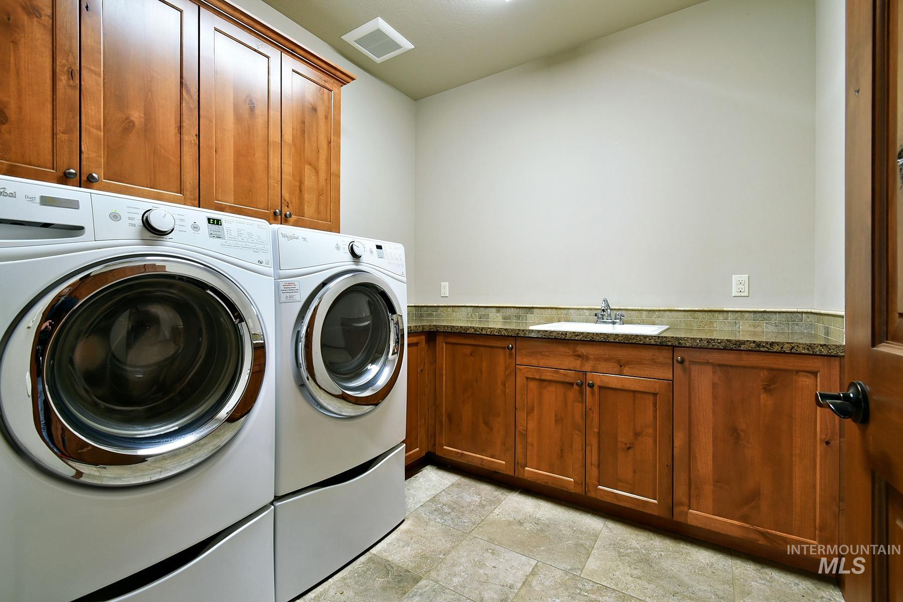1946 Anderson Pl., Moscow, Idaho 83843, 5 Bedrooms, 3.5 Bathrooms, Residential For Sale, Price $925,000,MLS 98996849