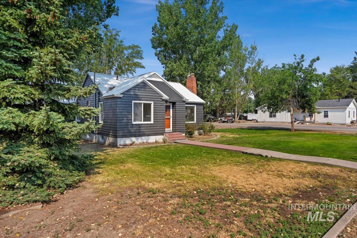 1105 Idaho St, Gooding, Idaho 83330, 4 Bedrooms, 2 Bathrooms, Residential For Sale, Price $324,900,MLS 98996854