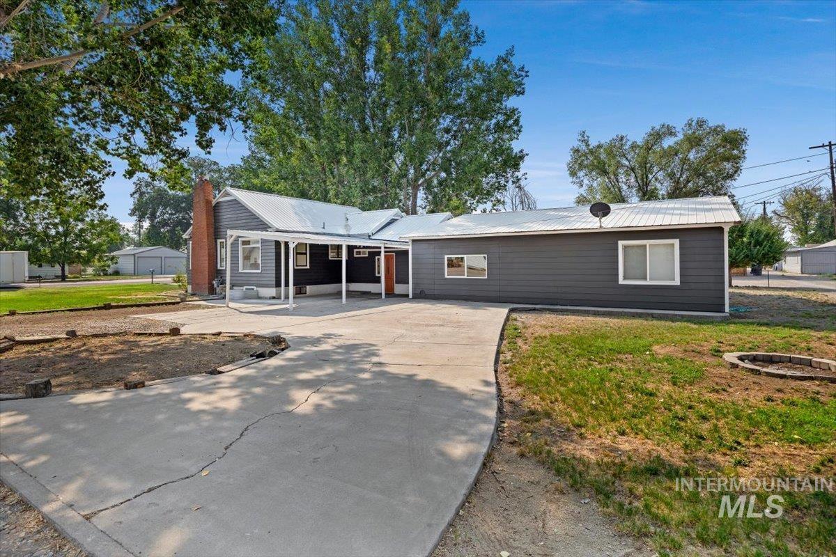 1105 Idaho St, Gooding, Idaho 83330, 4 Bedrooms, 2 Bathrooms, Residential For Sale, Price $324,900,MLS 98996854