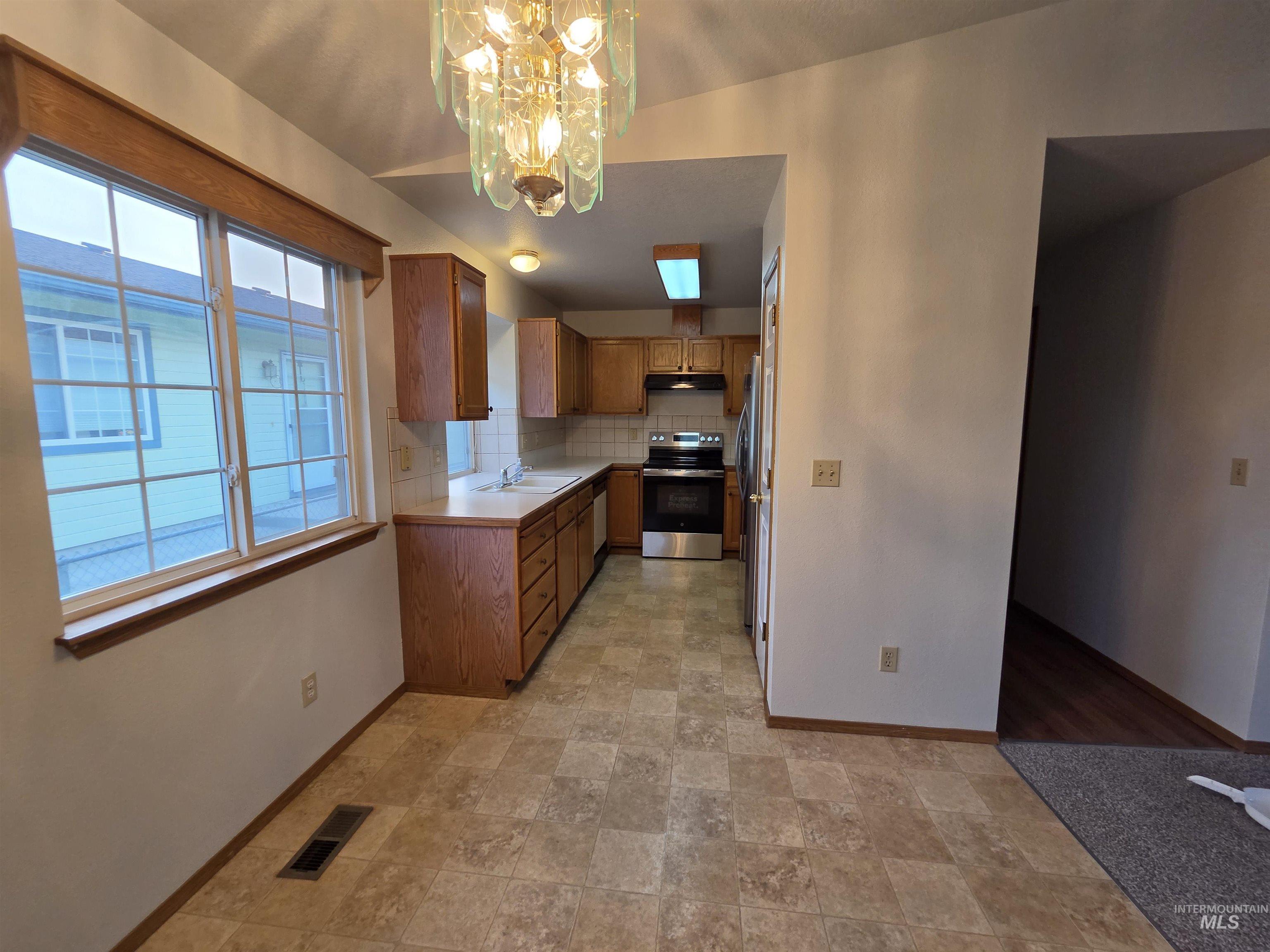 1100 Burnett, Nampa, Idaho 83651, 2 Bedrooms, 2 Bathrooms, Residential For Sale, Price $250,000,MLS 98996884