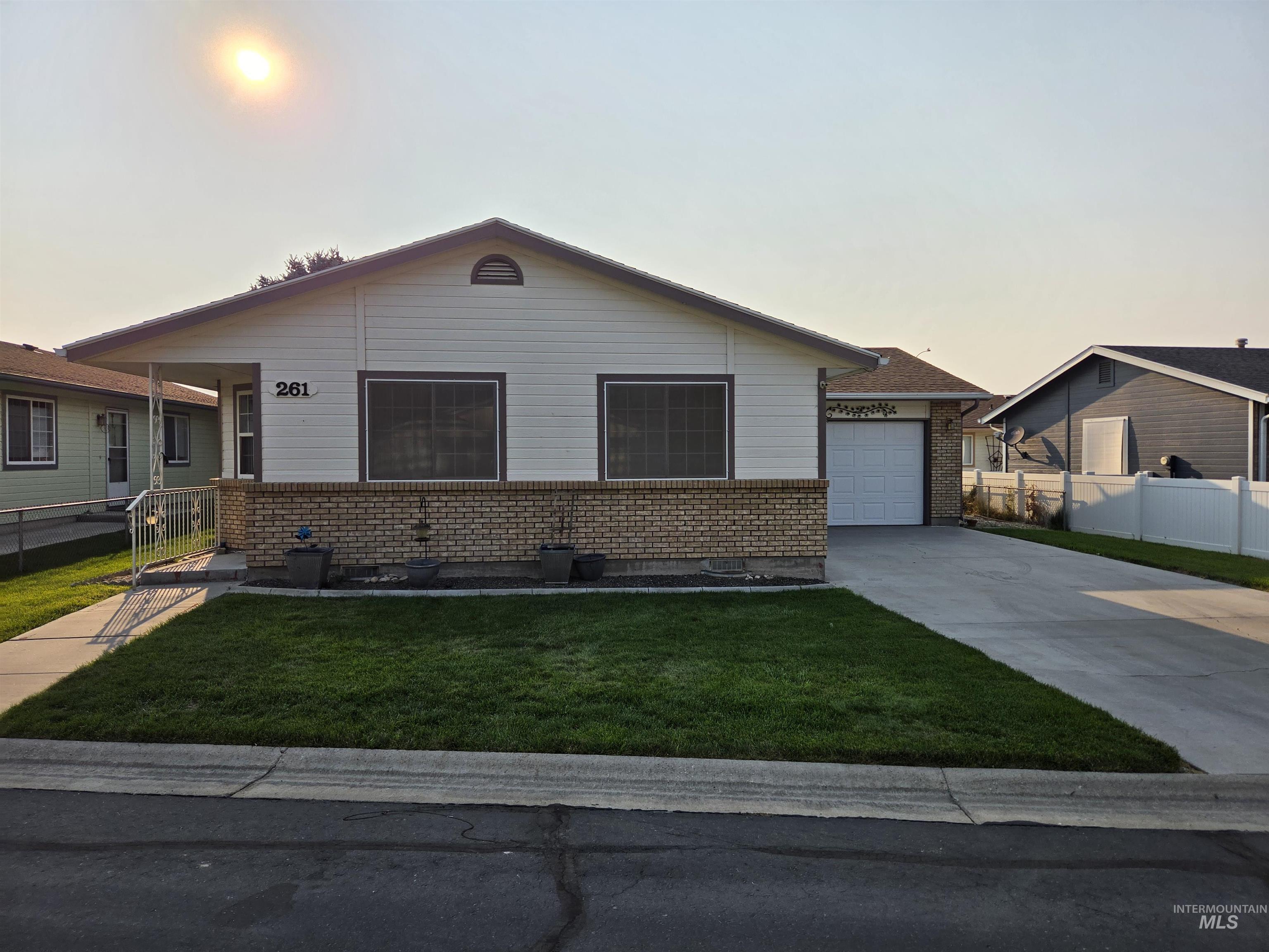 1100 Burnett, Nampa, Idaho 83651, 2 Bedrooms, 2 Bathrooms, Residential For Sale, Price $250,000,MLS 98996884