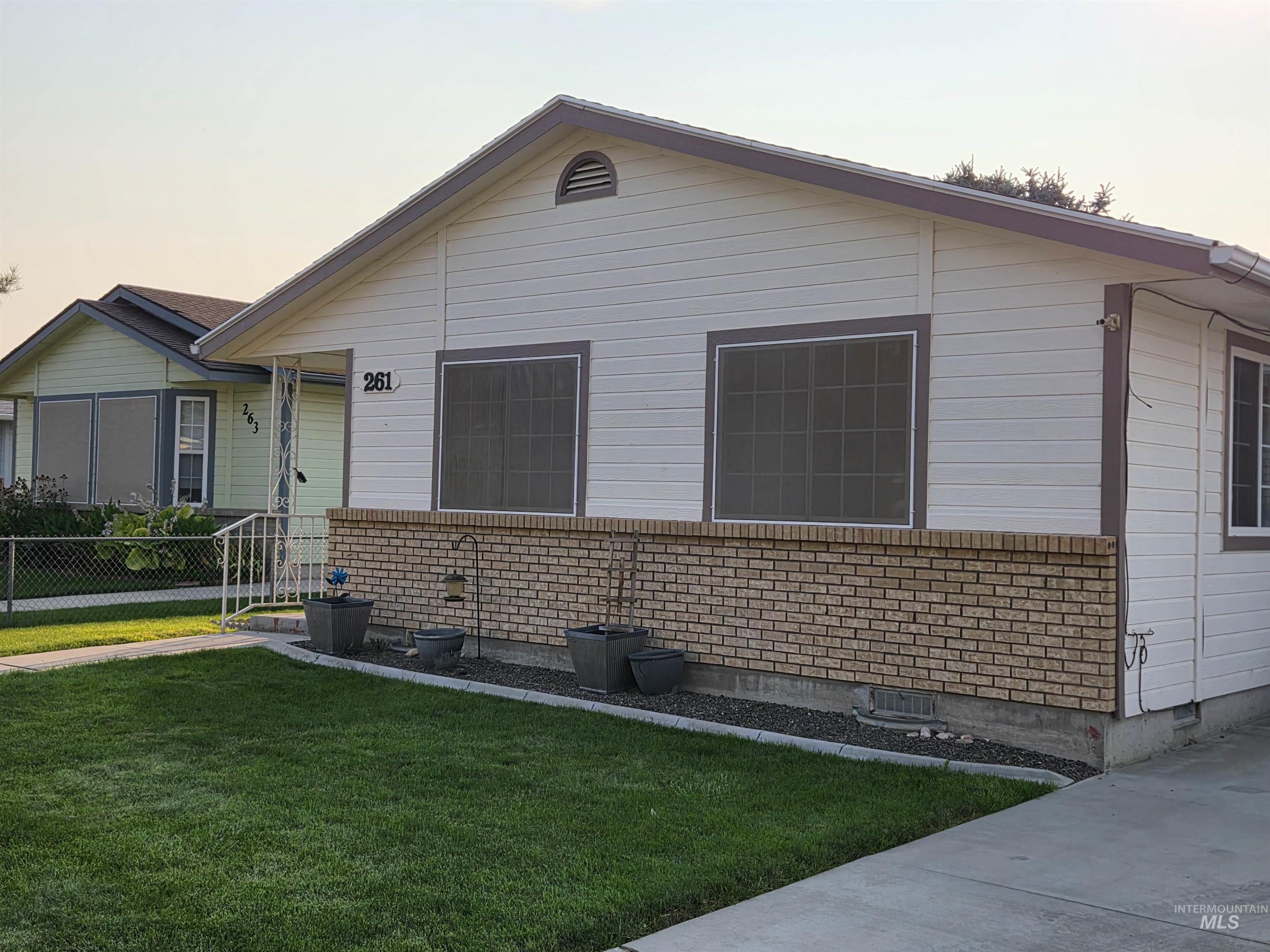 1100 Burnett, Nampa, Idaho 83651, 2 Bedrooms, 2 Bathrooms, Residential For Sale, Price $250,000,MLS 98996884