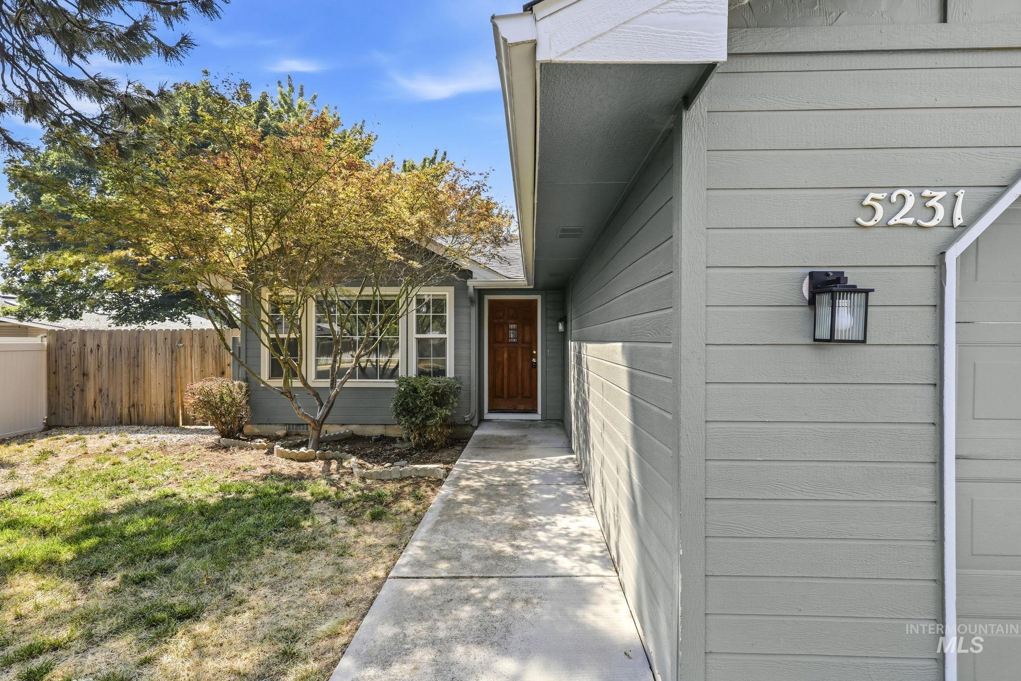5231 W Albion Court, Boise, Idaho 83705, 3 Bedrooms, 2 Bathrooms, Residential For Sale, Price $447,000,MLS 98996894
