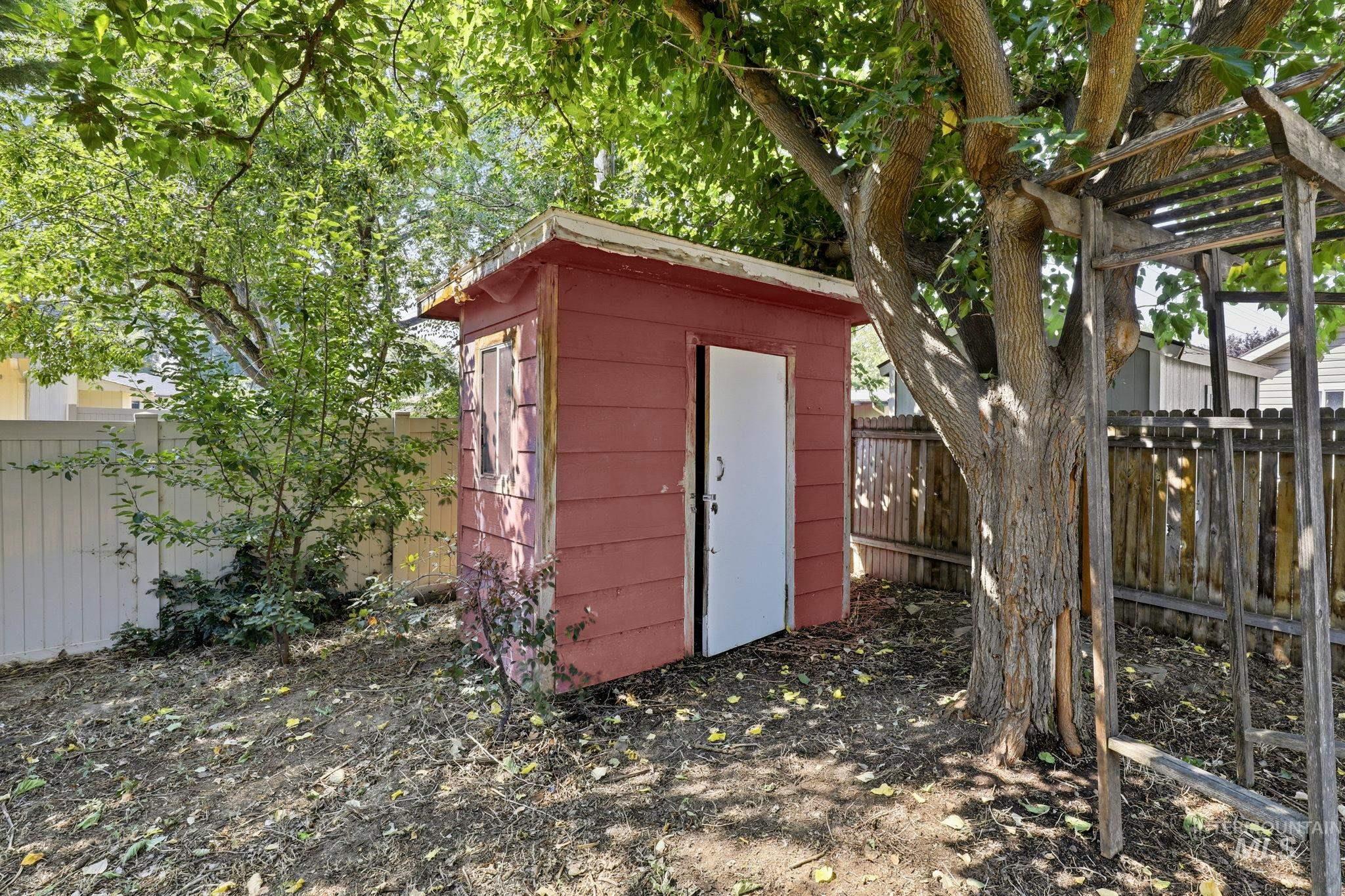 5231 W Albion Court, Boise, Idaho 83705, 3 Bedrooms, 2 Bathrooms, Residential For Sale, Price $447,000,MLS 98996894