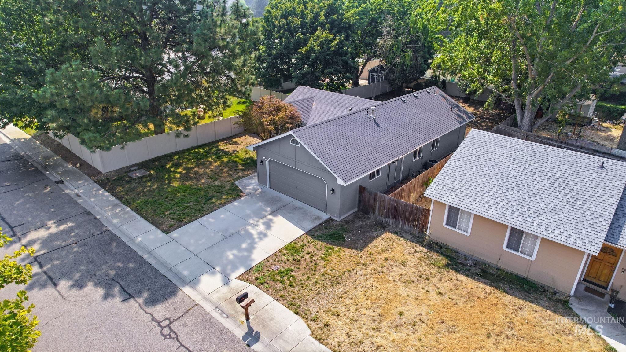 5231 W Albion Court, Boise, Idaho 83705, 3 Bedrooms, 2 Bathrooms, Residential For Sale, Price $447,000,MLS 98996894