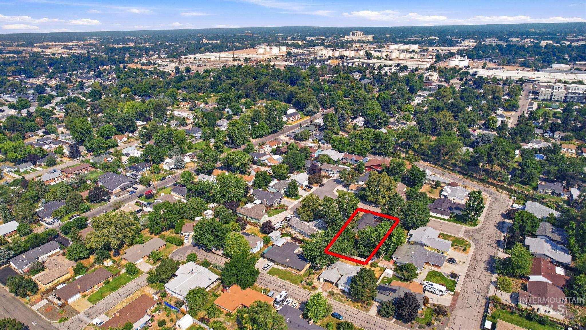 5231 W Albion Court, Boise, Idaho 83705, 3 Bedrooms, 2 Bathrooms, Residential For Sale, Price $447,000,MLS 98996894