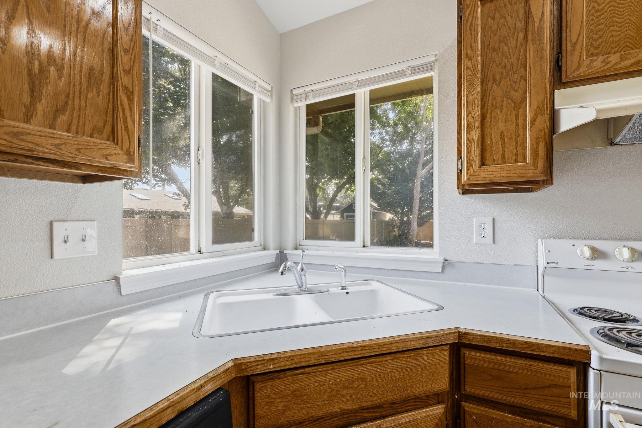 5231 W Albion Court, Boise, Idaho 83705, 3 Bedrooms, 2 Bathrooms, Residential For Sale, Price $447,000,MLS 98996894