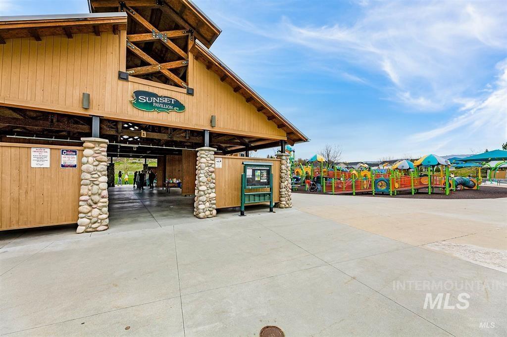 190 N Wooddale Ave, Eagle, Idaho 83616, 3 Bedrooms, 2.5 Bathrooms, Residential For Sale, Price $550,000,MLS 98996902