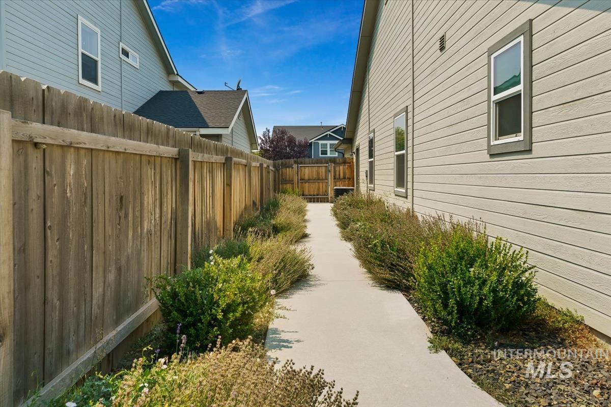 2264 N Greenville Ave, Kuna, Idaho 83634, 3 Bedrooms, 2 Bathrooms, Residential For Sale, Price $435,000,MLS 98996912