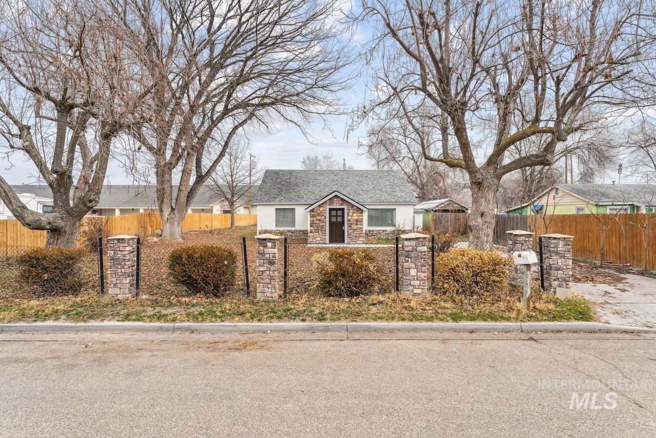 317 E Ithaca Street, Caldwell, Idaho 83605, 6 Bedrooms, 3 Bathrooms, Residential For Sale, Price $405,000,MLS 98996926