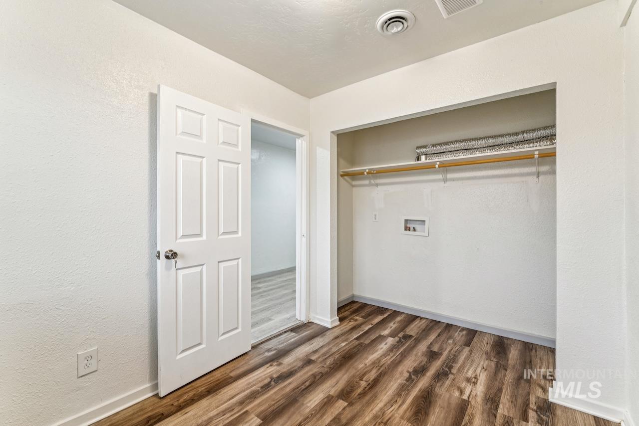 317 E Ithaca Street, Caldwell, Idaho 83605, 6 Bedrooms, 3 Bathrooms, Residential For Sale, Price $405,000,MLS 98996926