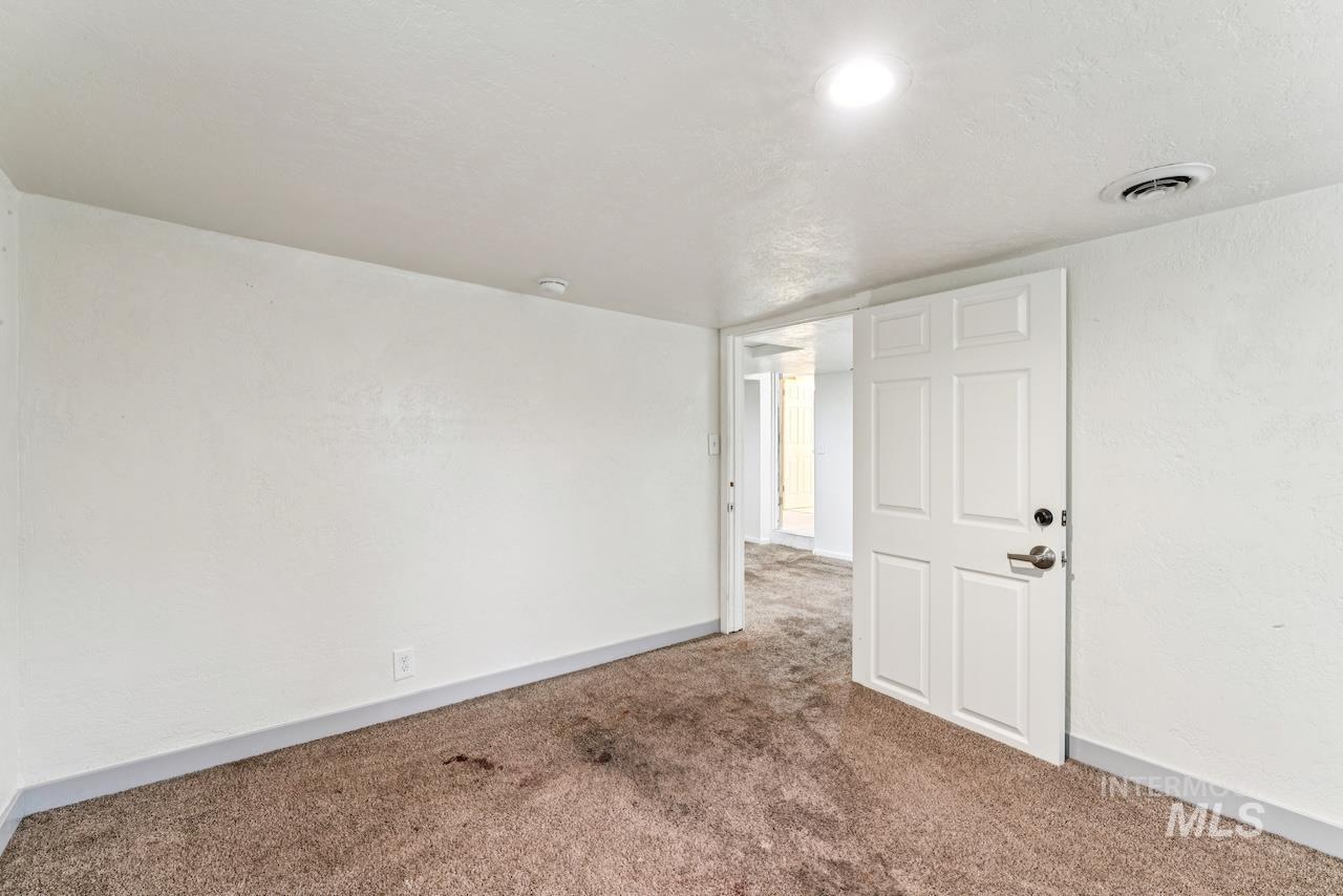 317 E Ithaca Street, Caldwell, Idaho 83605, 6 Bedrooms, 3 Bathrooms, Residential For Sale, Price $405,000,MLS 98996926