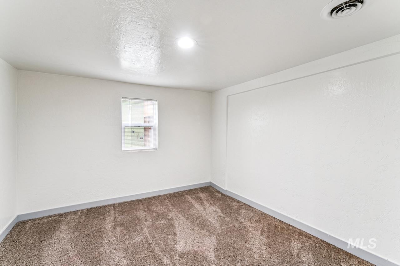 317 E Ithaca Street, Caldwell, Idaho 83605, 6 Bedrooms, 3 Bathrooms, Residential For Sale, Price $405,000,MLS 98996926