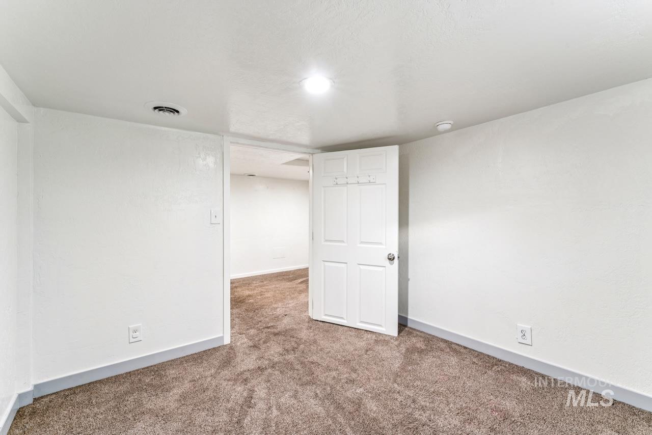 317 E Ithaca Street, Caldwell, Idaho 83605, 6 Bedrooms, 3 Bathrooms, Residential For Sale, Price $405,000,MLS 98996926