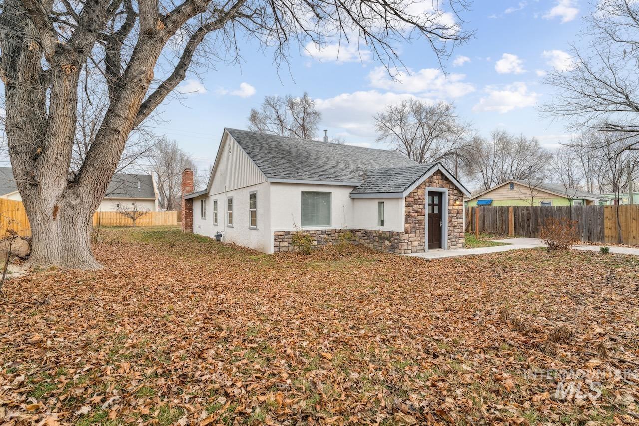 317 E Ithaca Street, Caldwell, Idaho 83605, 6 Bedrooms, 3 Bathrooms, Residential For Sale, Price $405,000,MLS 98996926