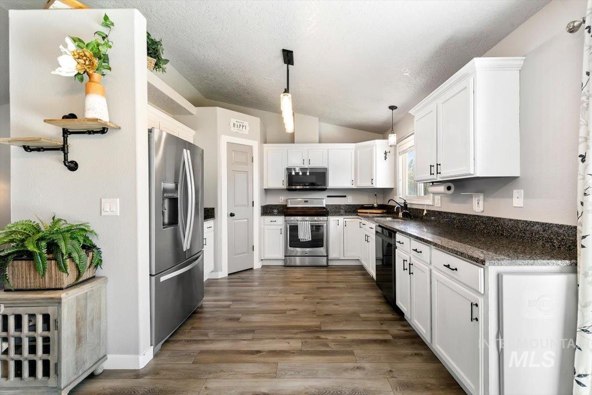 3309 Robinhood Loop, Nampa, Idaho 83687, 3 Bedrooms, 2 Bathrooms, Residential For Sale, Price $399,900,MLS 98996941