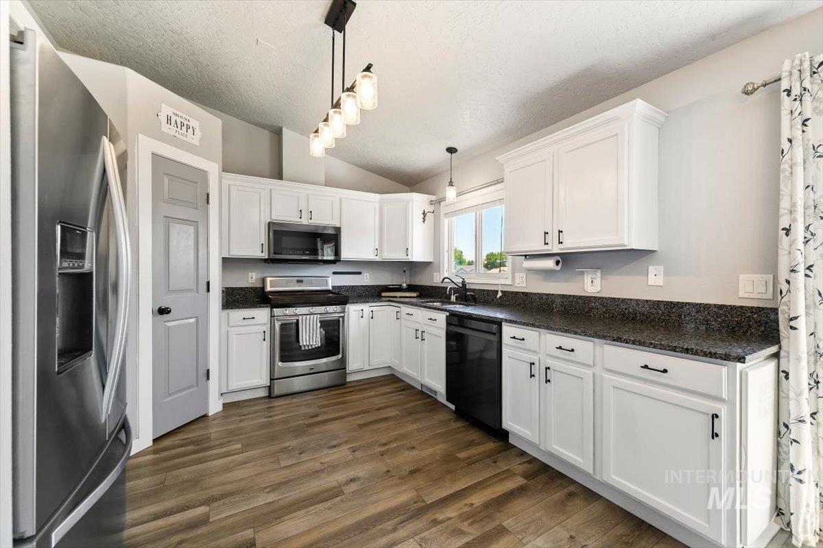 3309 Robinhood Loop, Nampa, Idaho 83687, 3 Bedrooms, 2 Bathrooms, Residential For Sale, Price $399,900,MLS 98996941