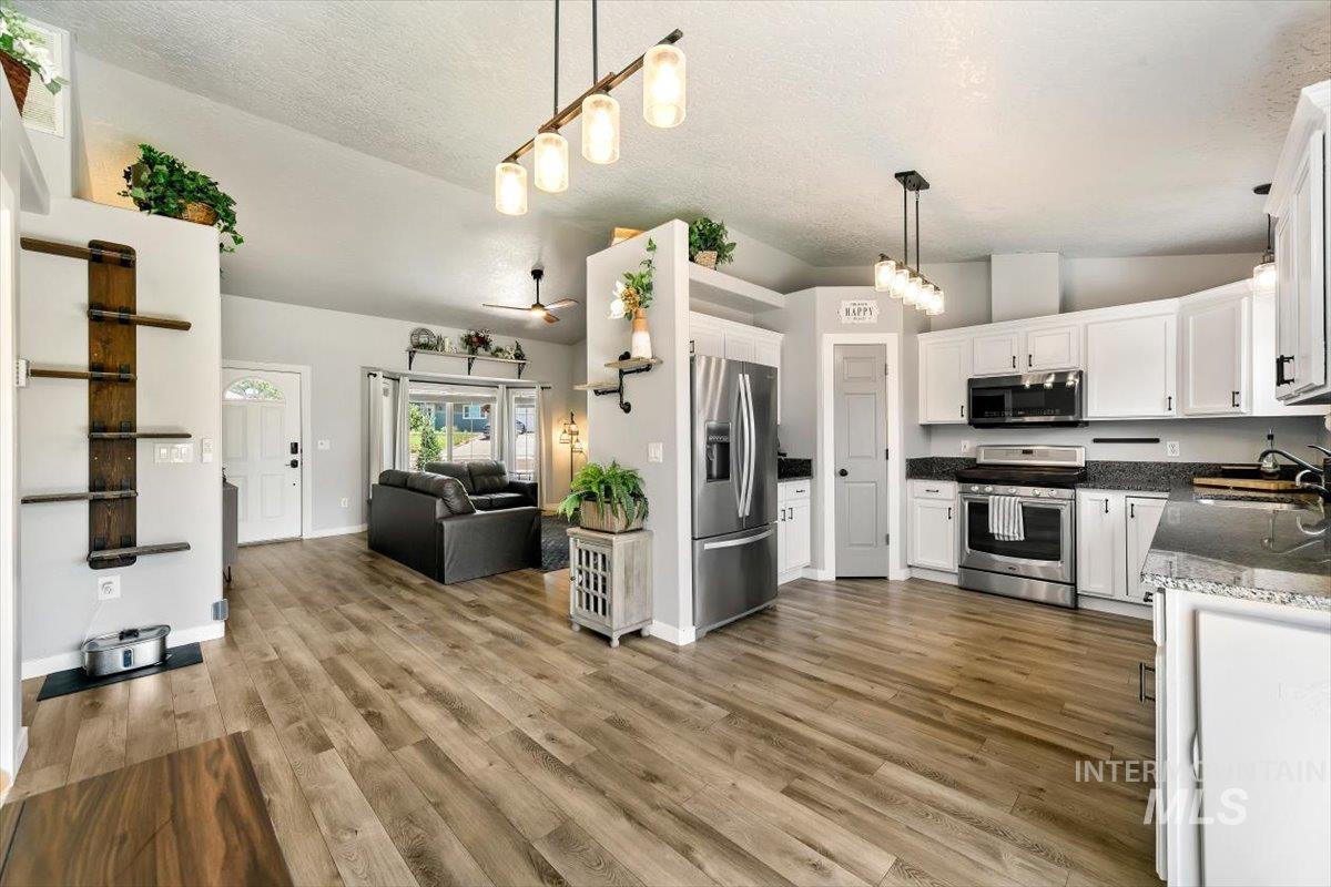 3309 Robinhood Loop, Nampa, Idaho 83687, 3 Bedrooms, 2 Bathrooms, Residential For Sale, Price $399,900,MLS 98996941