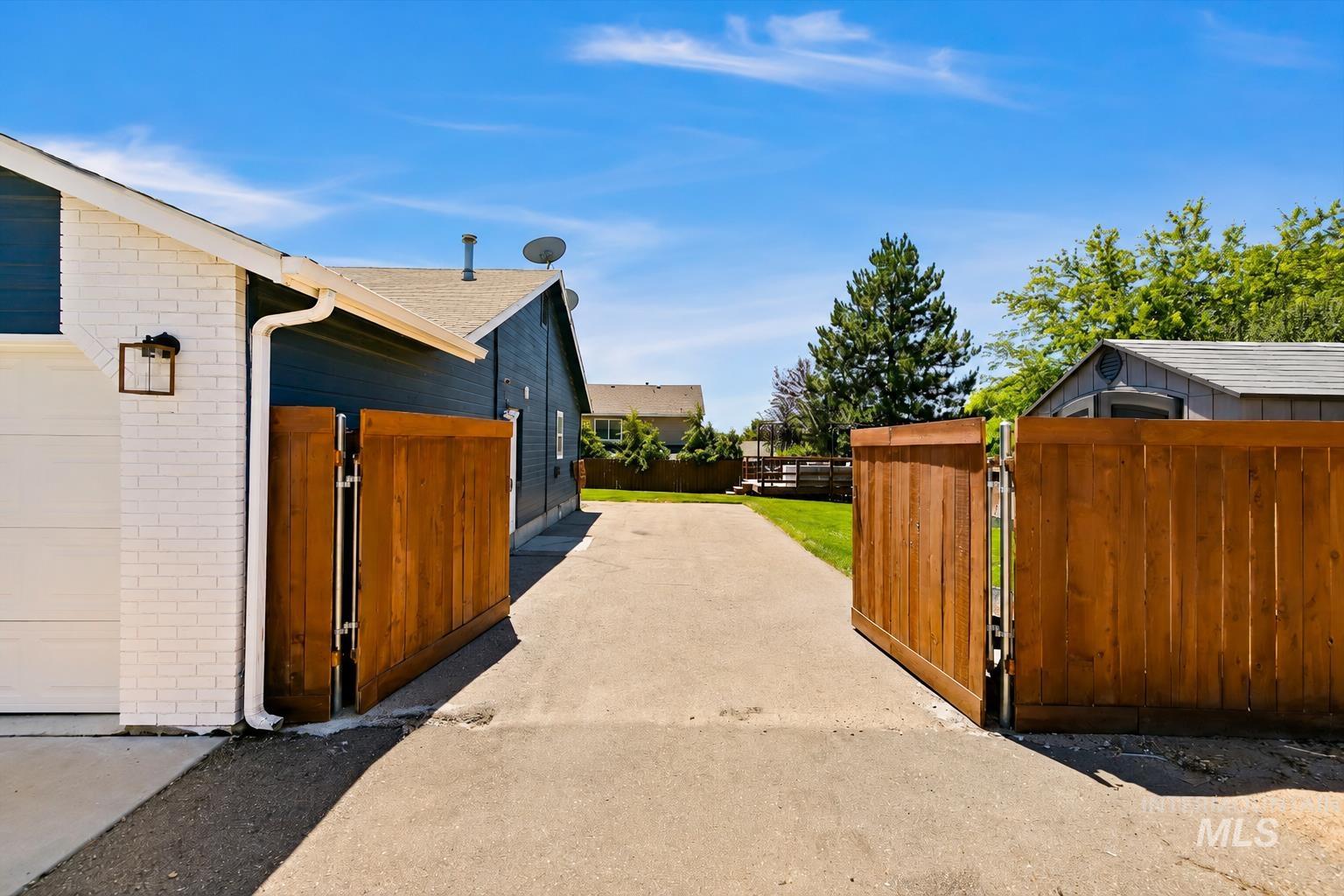 3309 Robinhood Loop, Nampa, Idaho 83687, 3 Bedrooms, 2 Bathrooms, Residential For Sale, Price $399,900,MLS 98996941