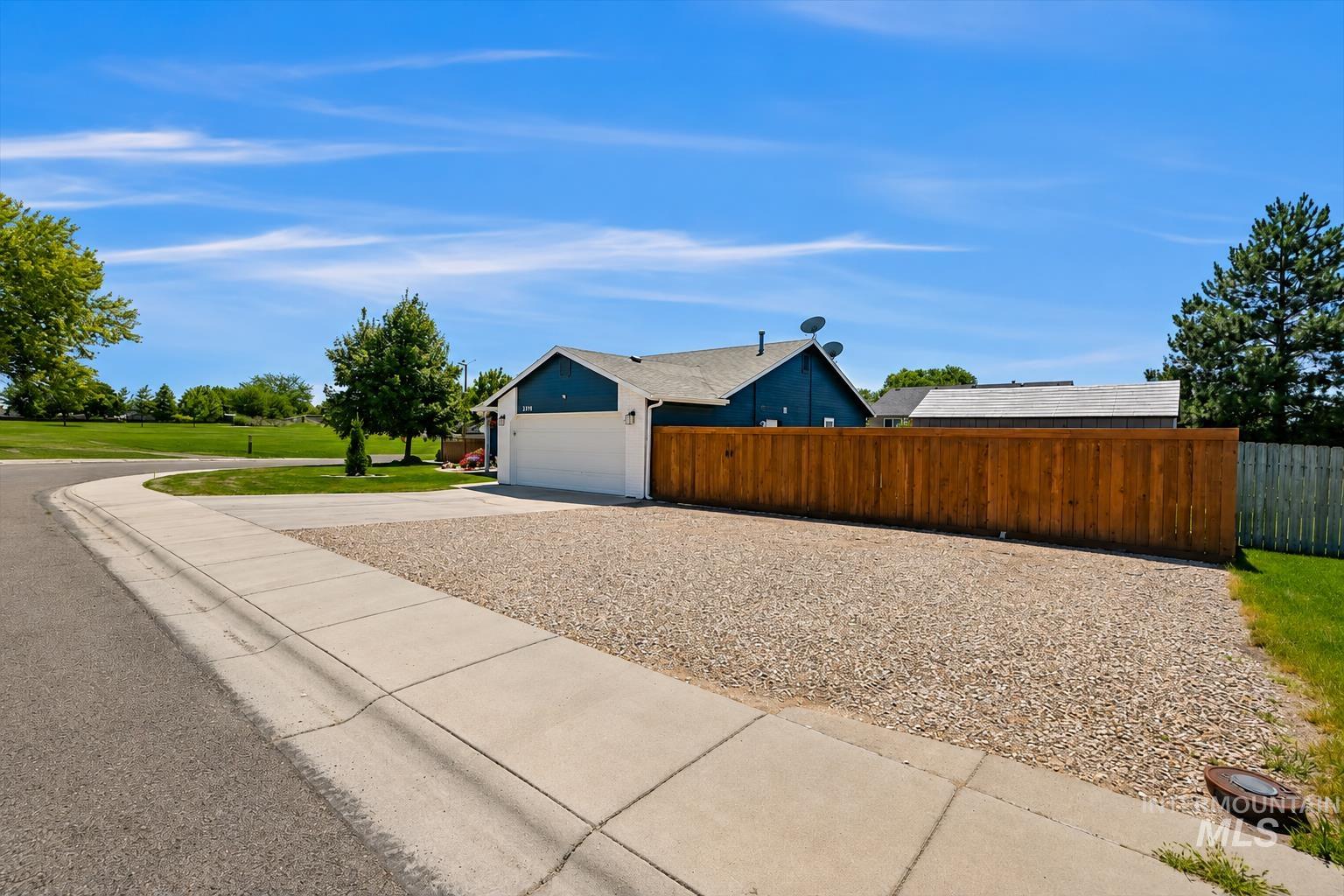 3309 Robinhood Loop, Nampa, Idaho 83687, 3 Bedrooms, 2 Bathrooms, Residential For Sale, Price $399,900,MLS 98996941