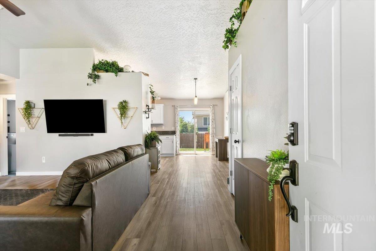 3309 Robinhood Loop, Nampa, Idaho 83687, 3 Bedrooms, 2 Bathrooms, Residential For Sale, Price $399,900,MLS 98996941