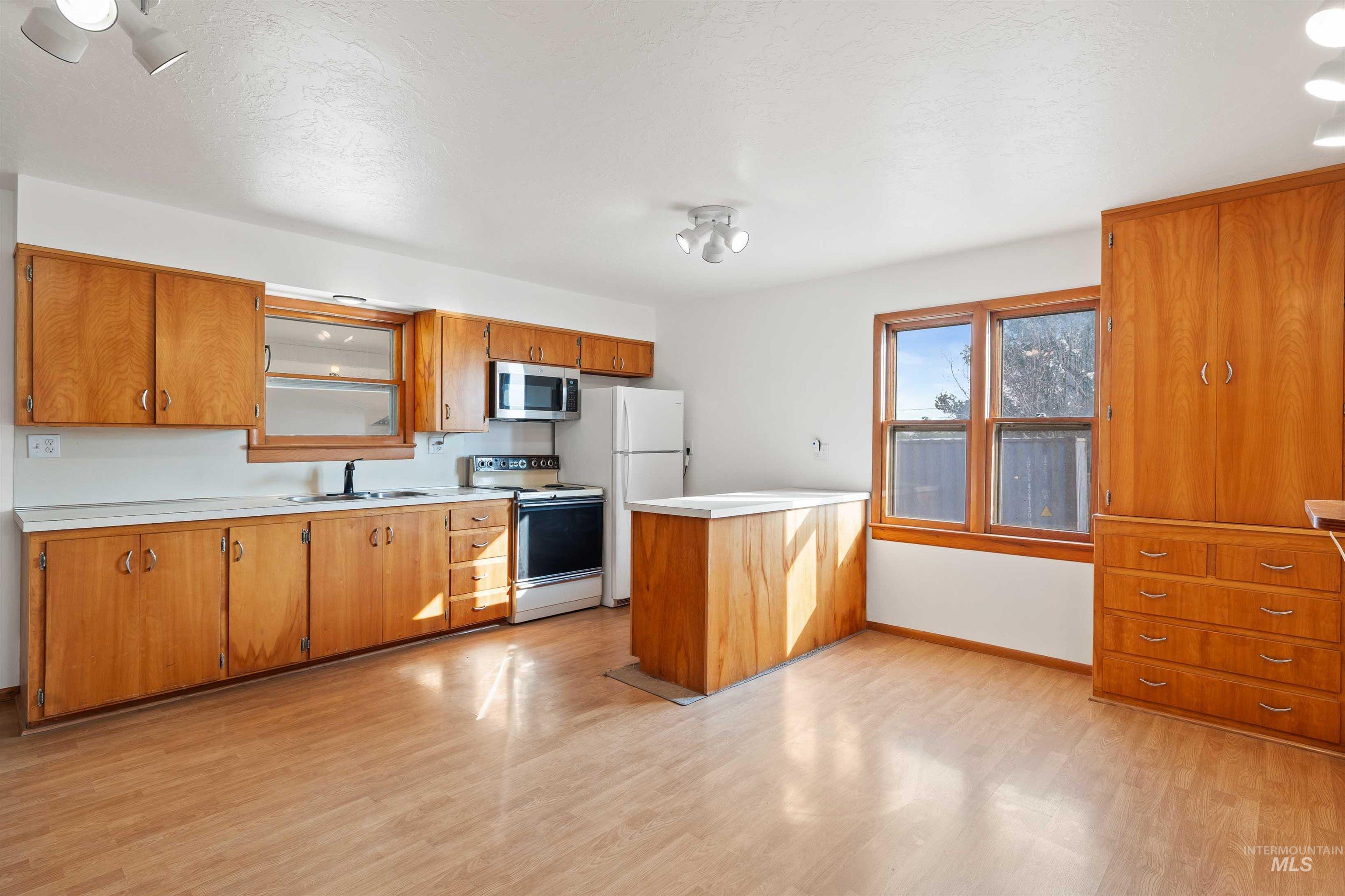 321 Clear Lakes Rd, Buhl, Idaho 83316, 4 Bedrooms, 1.5 Bathrooms, Residential For Sale, Price $309,900,MLS 98996950