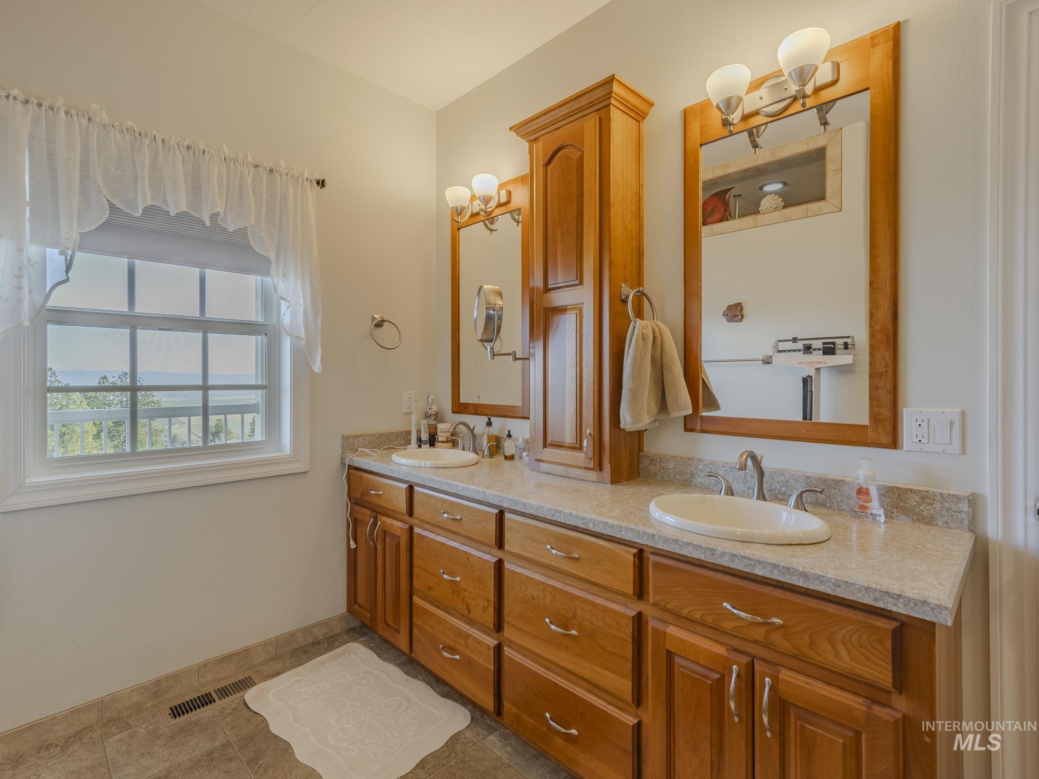 659 Reservation Line Rd, CottonWood, Idaho 83522, 3 Bedrooms, 3 Bathrooms, Residential For Sale, Price $799,000,MLS 98996954