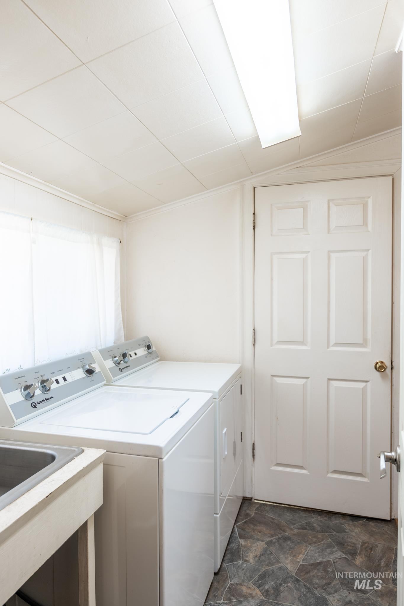 240 E Jefferson, Huntington, Oregon 97907, 2 Bedrooms, 2 Bathrooms, Residential For Sale, Price $225,000, 98996958