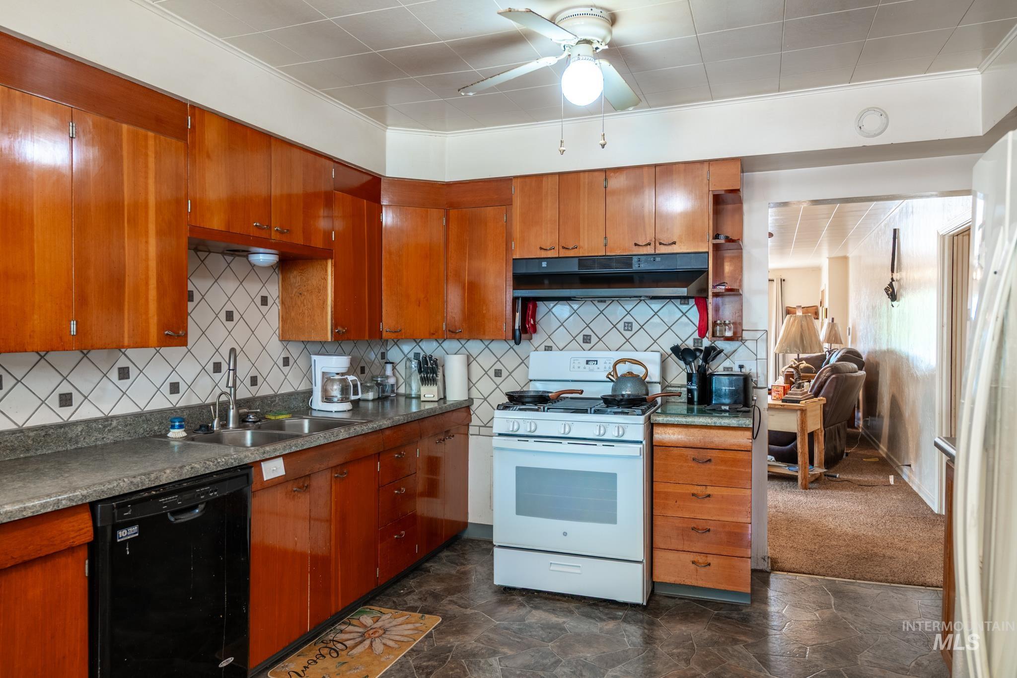 240 E Jefferson, Huntington, Oregon 97907, 2 Bedrooms, 2 Bathrooms, Residential For Sale, Price $225,000, 98996958