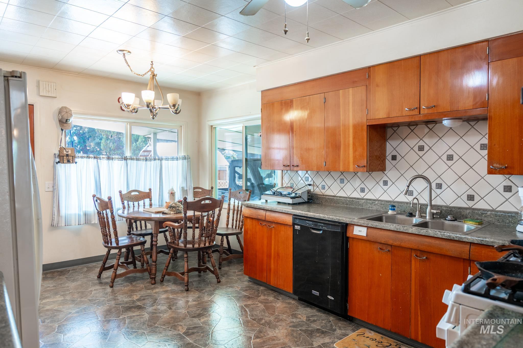 240 E Jefferson, Huntington, Oregon 97907, 2 Bedrooms, 2 Bathrooms, Residential For Sale, Price $225,000, 98996958
