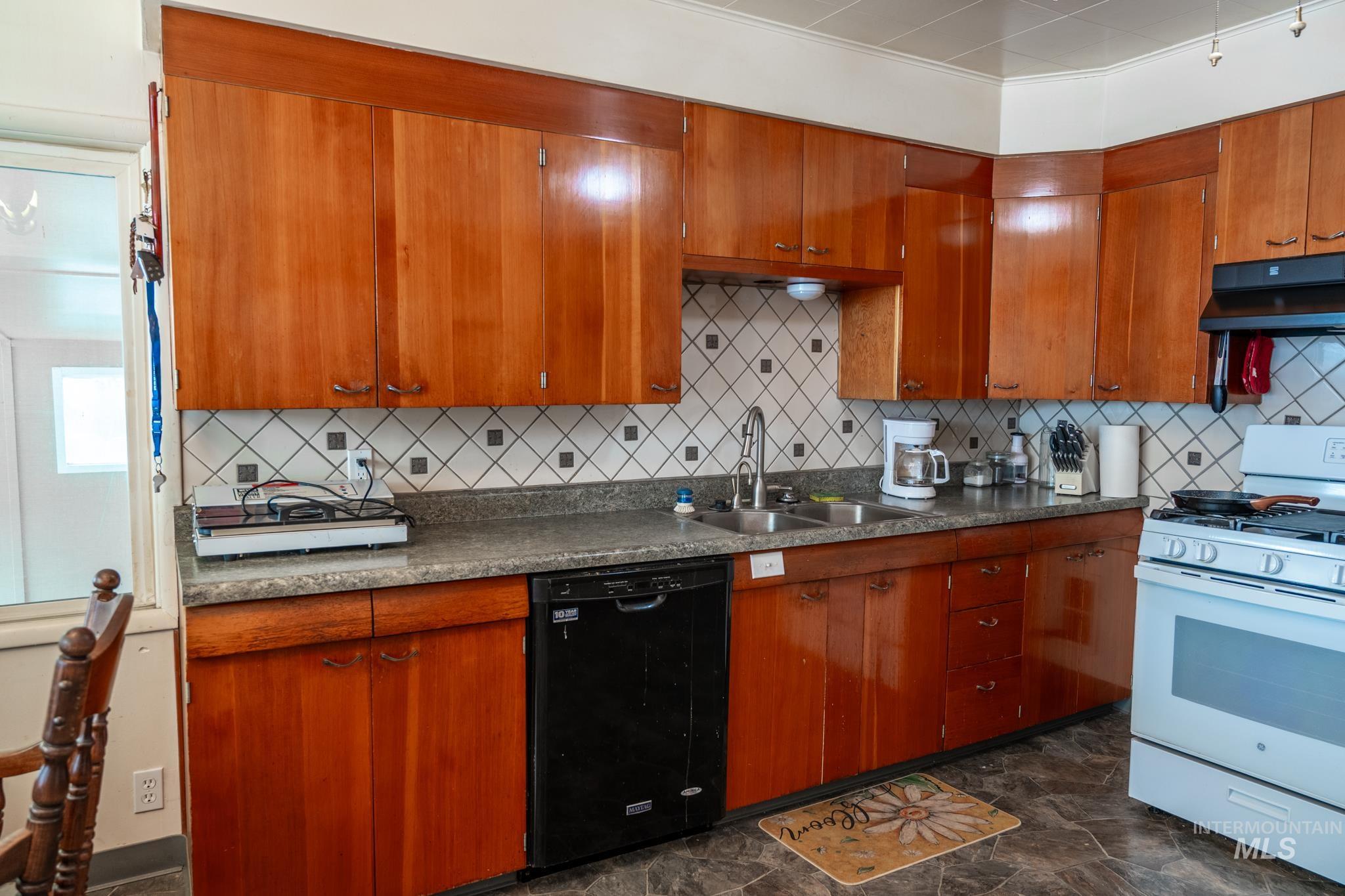 240 E Jefferson, Huntington, Oregon 97907, 2 Bedrooms, 2 Bathrooms, Residential For Sale, Price $225,000, 98996958
