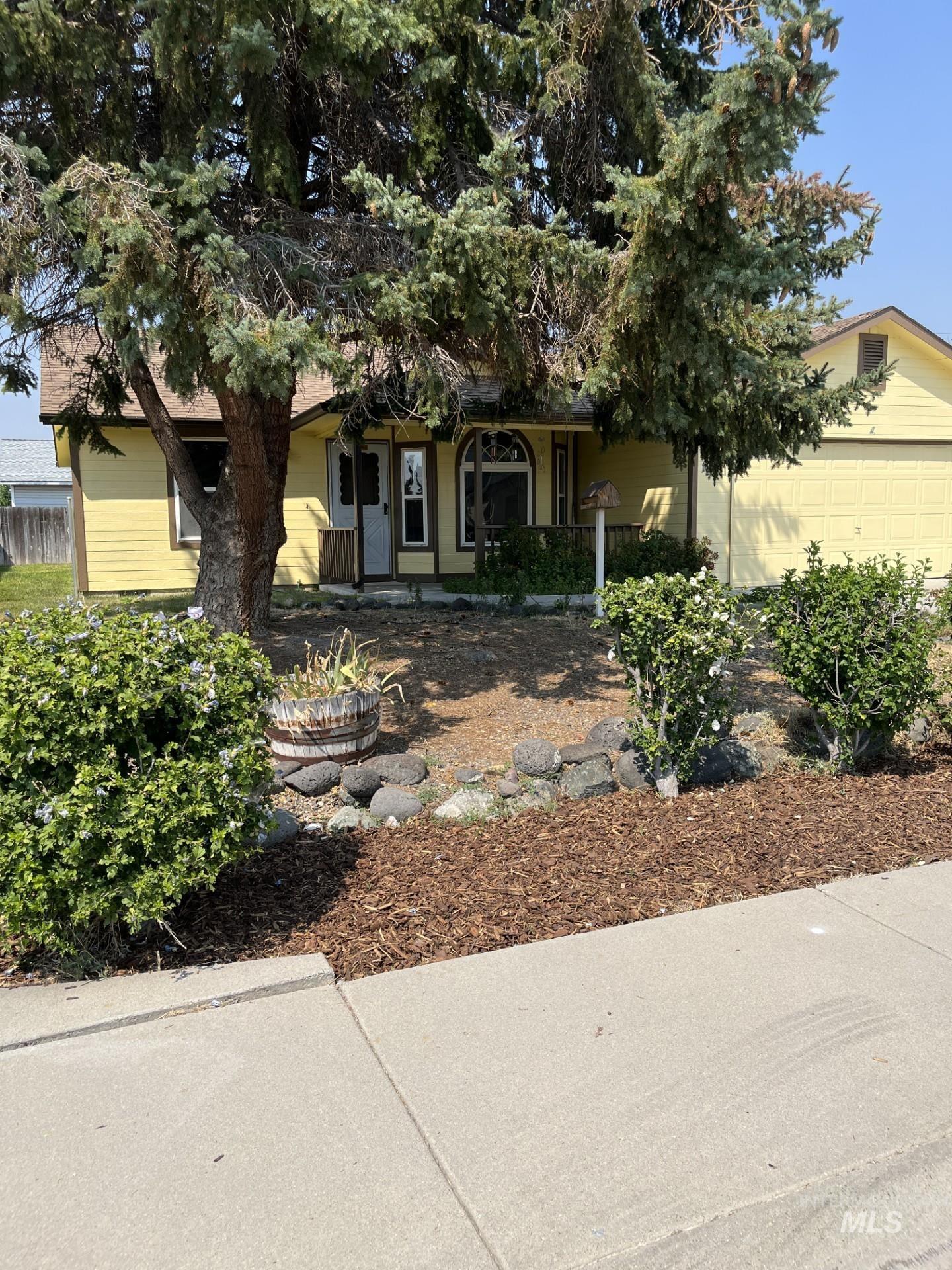 1801 Silver Dr, Nampa, Idaho 83686, 3 Bedrooms, 2 Bathrooms, Residential For Sale, Price $339,000,MLS 98996972