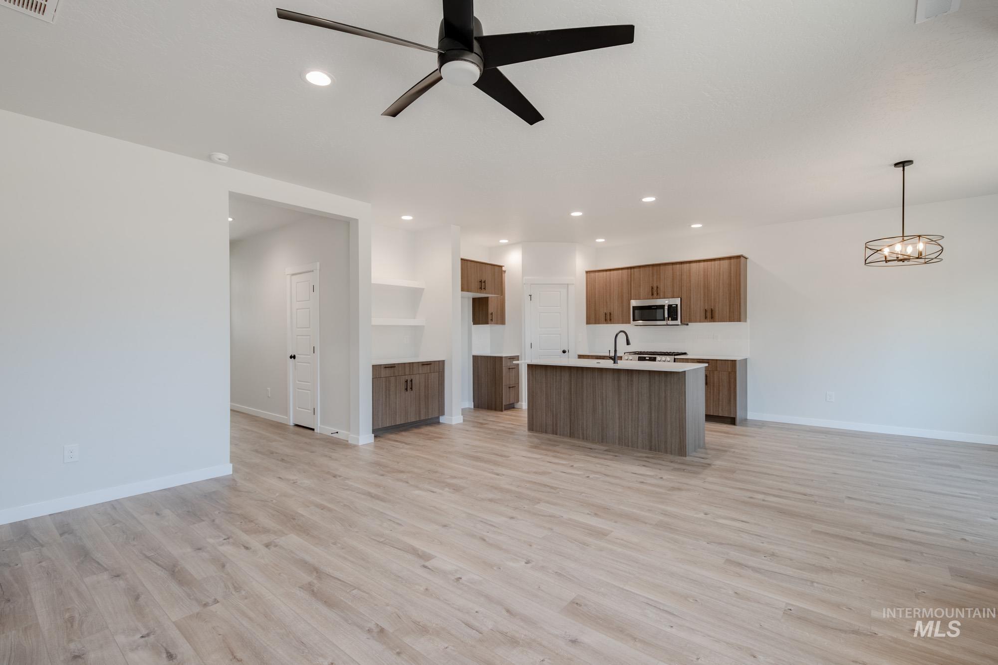 5043 S Bleachfield Ave, Meridian, Idaho 83642, 3 Bedrooms, 2 Bathrooms, Residential For Sale, Price $579,990,MLS 98996990