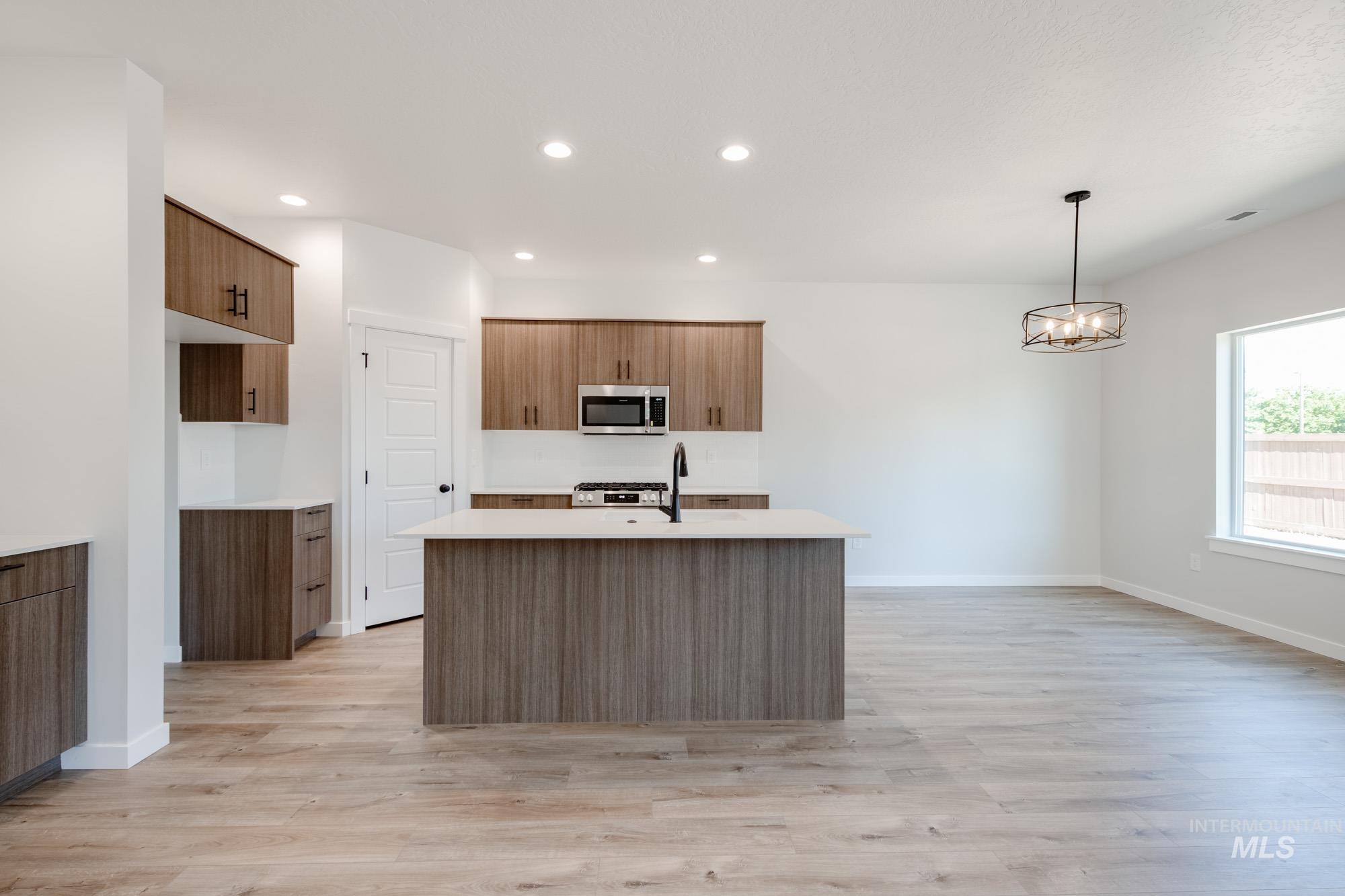 5043 S Bleachfield Ave, Meridian, Idaho 83642, 3 Bedrooms, 2 Bathrooms, Residential For Sale, Price $579,990,MLS 98996990