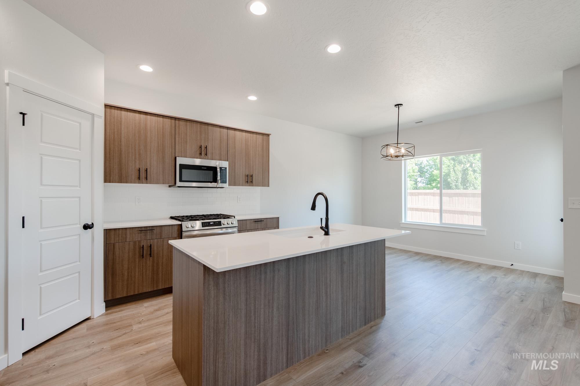 5043 S Bleachfield Ave, Meridian, Idaho 83642, 3 Bedrooms, 2 Bathrooms, Residential For Sale, Price $579,990,MLS 98996990
