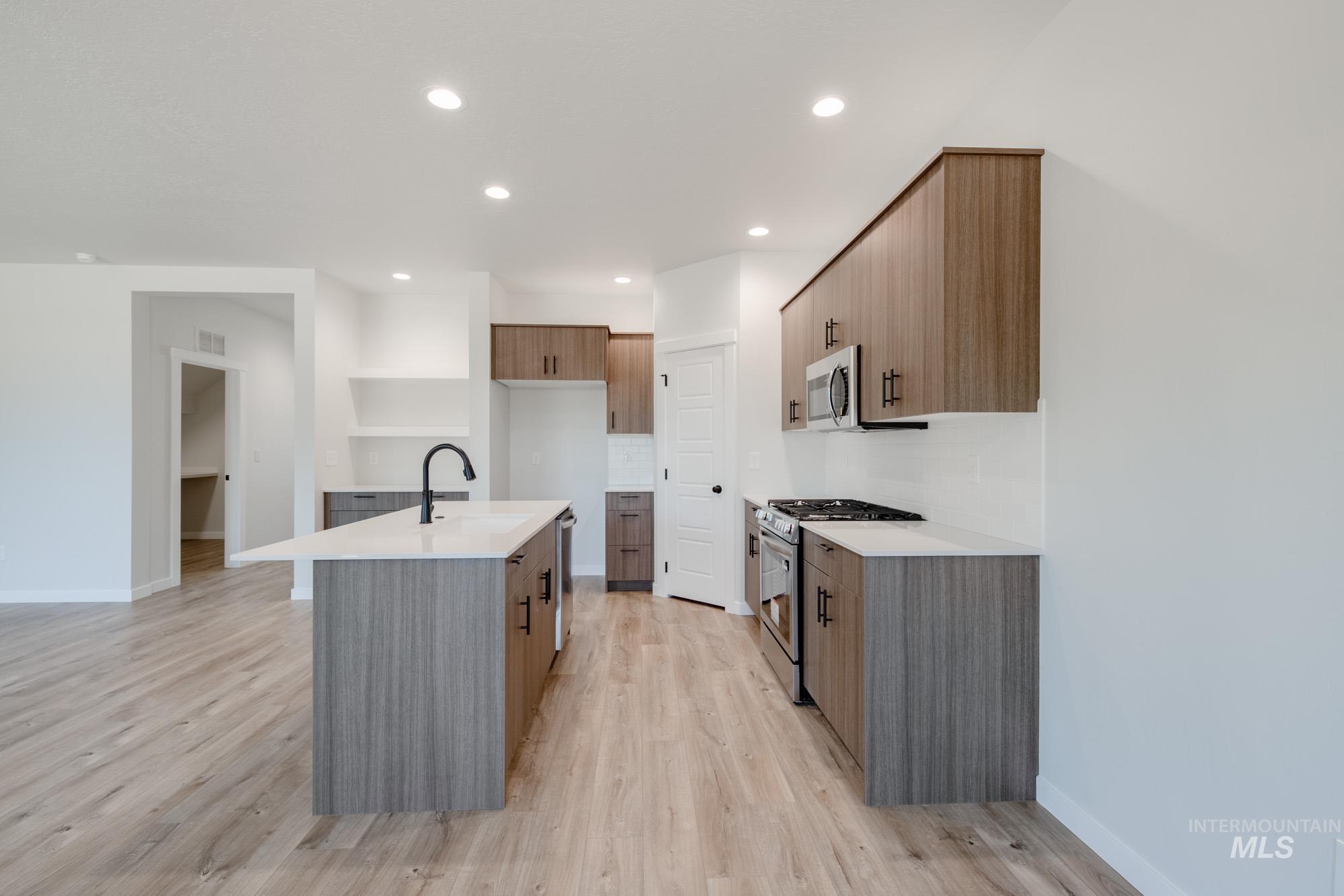 5043 S Bleachfield Ave, Meridian, Idaho 83642, 3 Bedrooms, 2 Bathrooms, Residential For Sale, Price $579,990,MLS 98996990