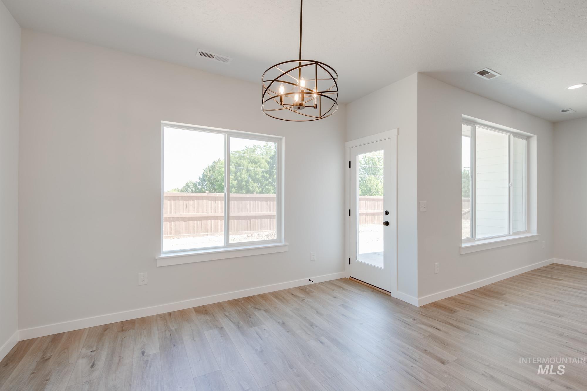5043 S Bleachfield Ave, Meridian, Idaho 83642, 3 Bedrooms, 2 Bathrooms, Residential For Sale, Price $579,990,MLS 98996990