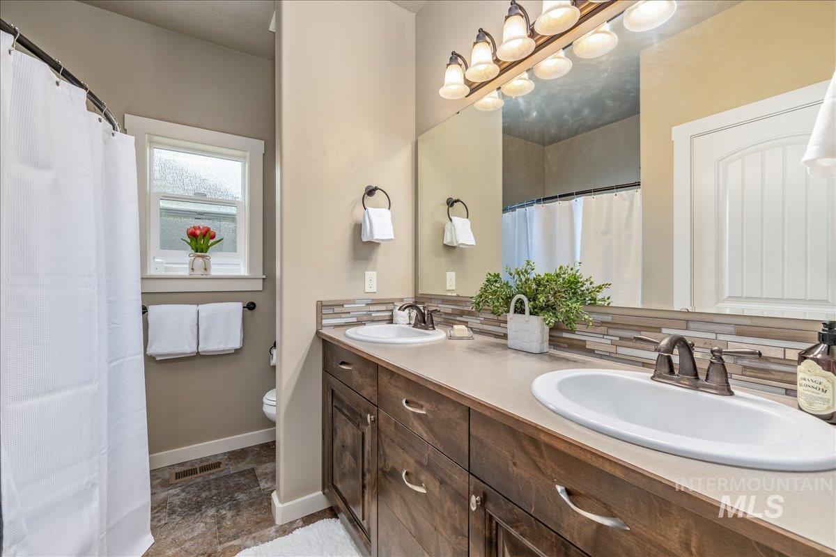 5002 S Lava Springs Loop, Nampa, Idaho 83686, 3 Bedrooms, 2 Bathrooms, Residential For Sale, Price $424,000,MLS 98997013