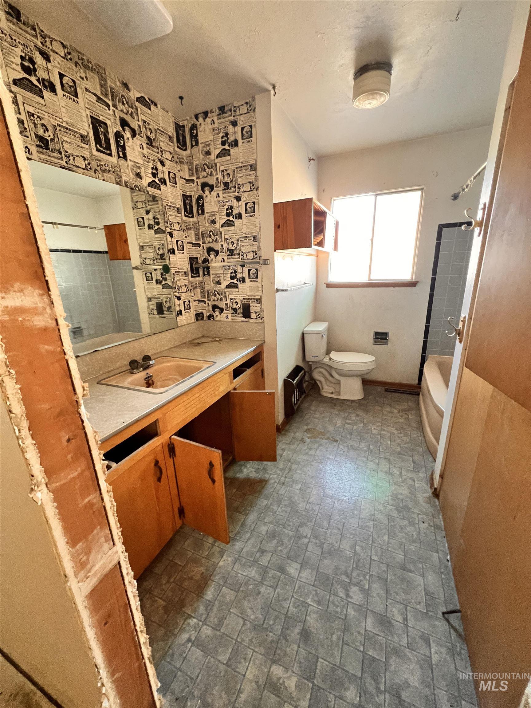 1065 Gridley Dr., Mountain Home, Idaho 83647, 5 Bedrooms, 2.5 Bathrooms, Residential For Sale, Price $199,900,MLS 98997049