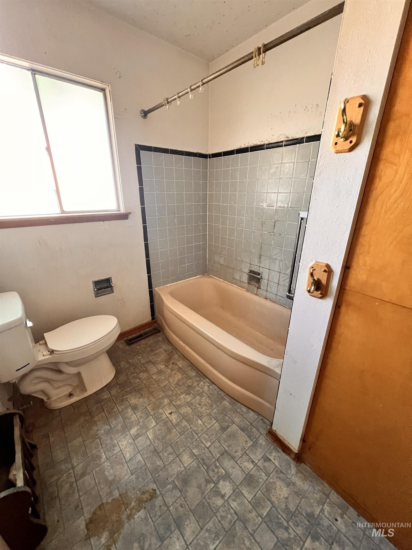 1065 Gridley Dr., Mountain Home, Idaho 83647, 5 Bedrooms, 2.5 Bathrooms, Residential For Sale, Price $199,900,MLS 98997049