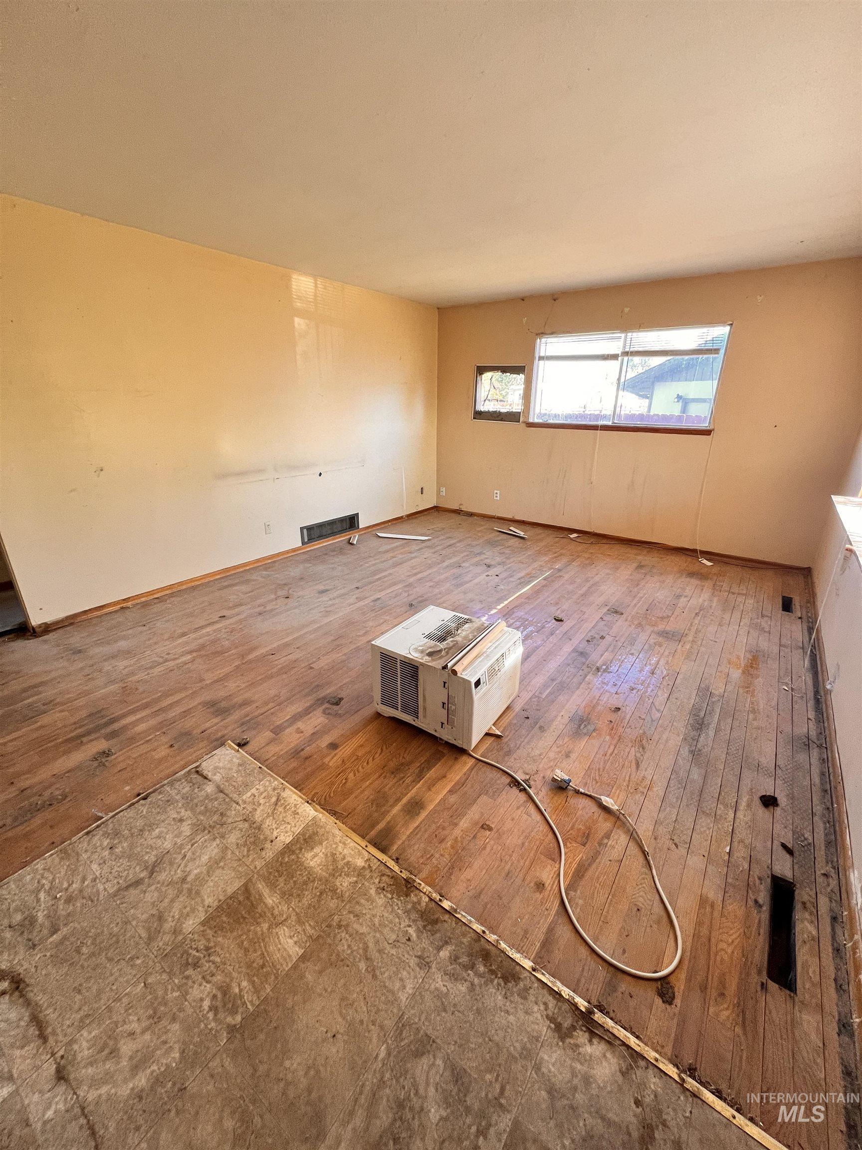 1065 Gridley Dr., Mountain Home, Idaho 83647, 5 Bedrooms, 2.5 Bathrooms, Residential For Sale, Price $199,900,MLS 98997049