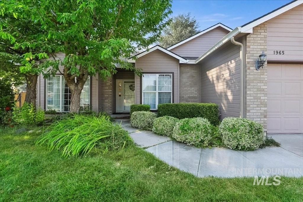 1965 E Meadow Wood St, Meridian, Idaho 83646, 3 Bedrooms, 2 Bathrooms, Residential For Sale, Price $469,000,MLS 98997072