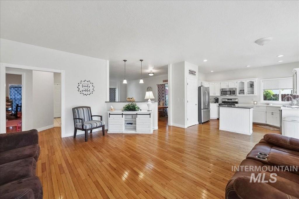1965 E Meadow Wood St, Meridian, Idaho 83646, 3 Bedrooms, 2 Bathrooms, Residential For Sale, Price $469,000,MLS 98997072