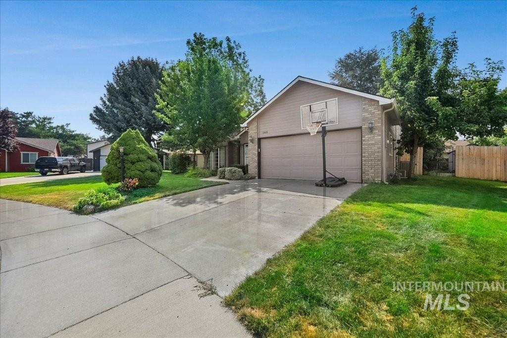 1965 E Meadow Wood St, Meridian, Idaho 83646, 3 Bedrooms, 2 Bathrooms, Residential For Sale, Price $469,000,MLS 98997072