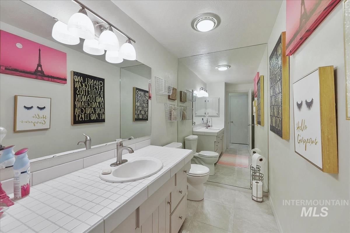 3063 S Lakewood Way, Boise, Idaho 83706, 3 Bedrooms, 2.5 Bathrooms, Residential For Sale, Price $550,000,MLS 98997074